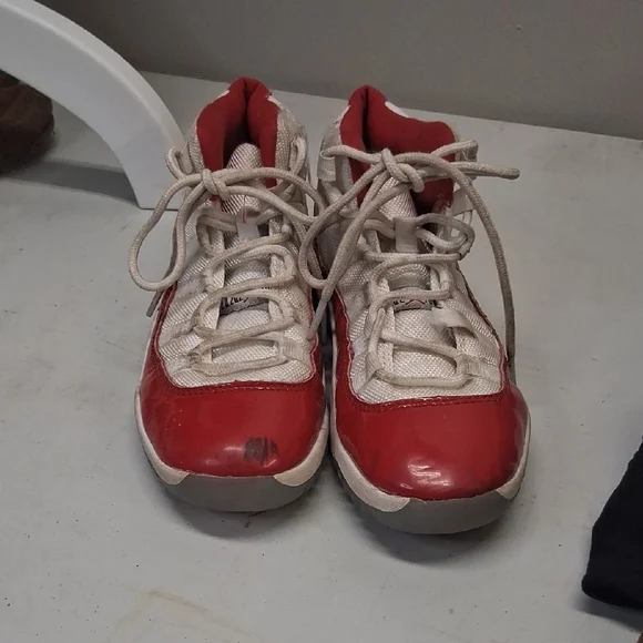 Jordan Kids Sneakers in Red and White - Picture 3 of 6